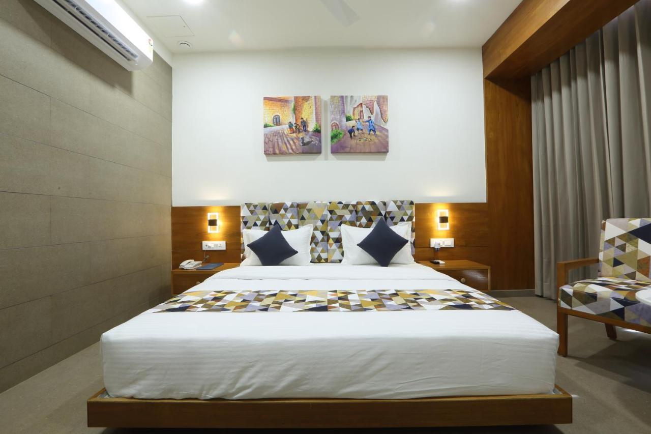 Hotel Flourish International Ahmedabad Exterior foto