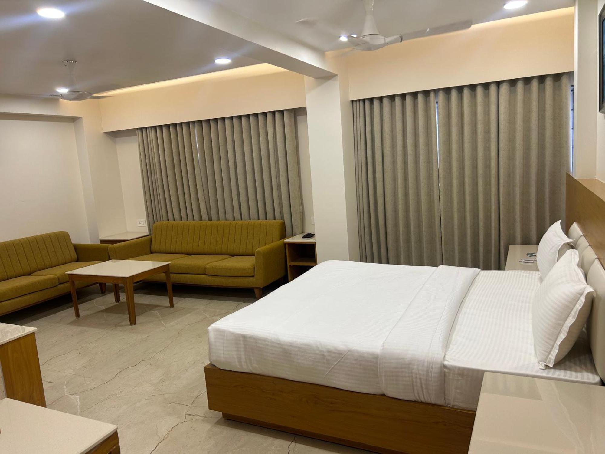 Hotel Flourish International Ahmedabad Exterior foto